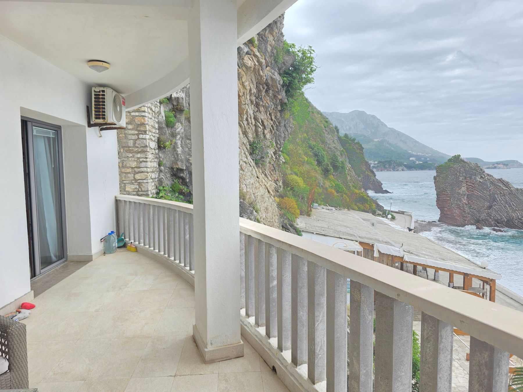 amforaproperty.com/Jednosoban stan na samoj obali mora Rafailovici (NA DUZI PERIOD)
