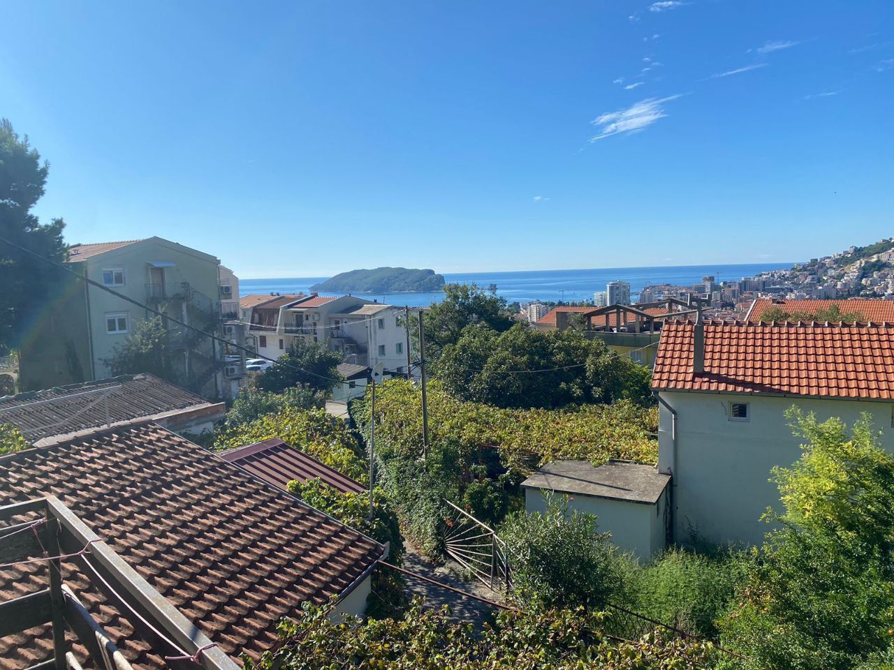 Prostrana kuća 300 m² sa pogledom na more-Budva,Lazi - Amfora Real Estate