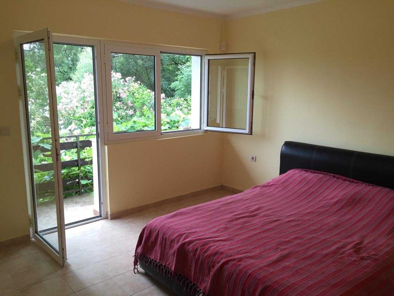 Prostrana kuća 300 m² sa pogledom na more-Budva,Lazi - Amfora Real Estate