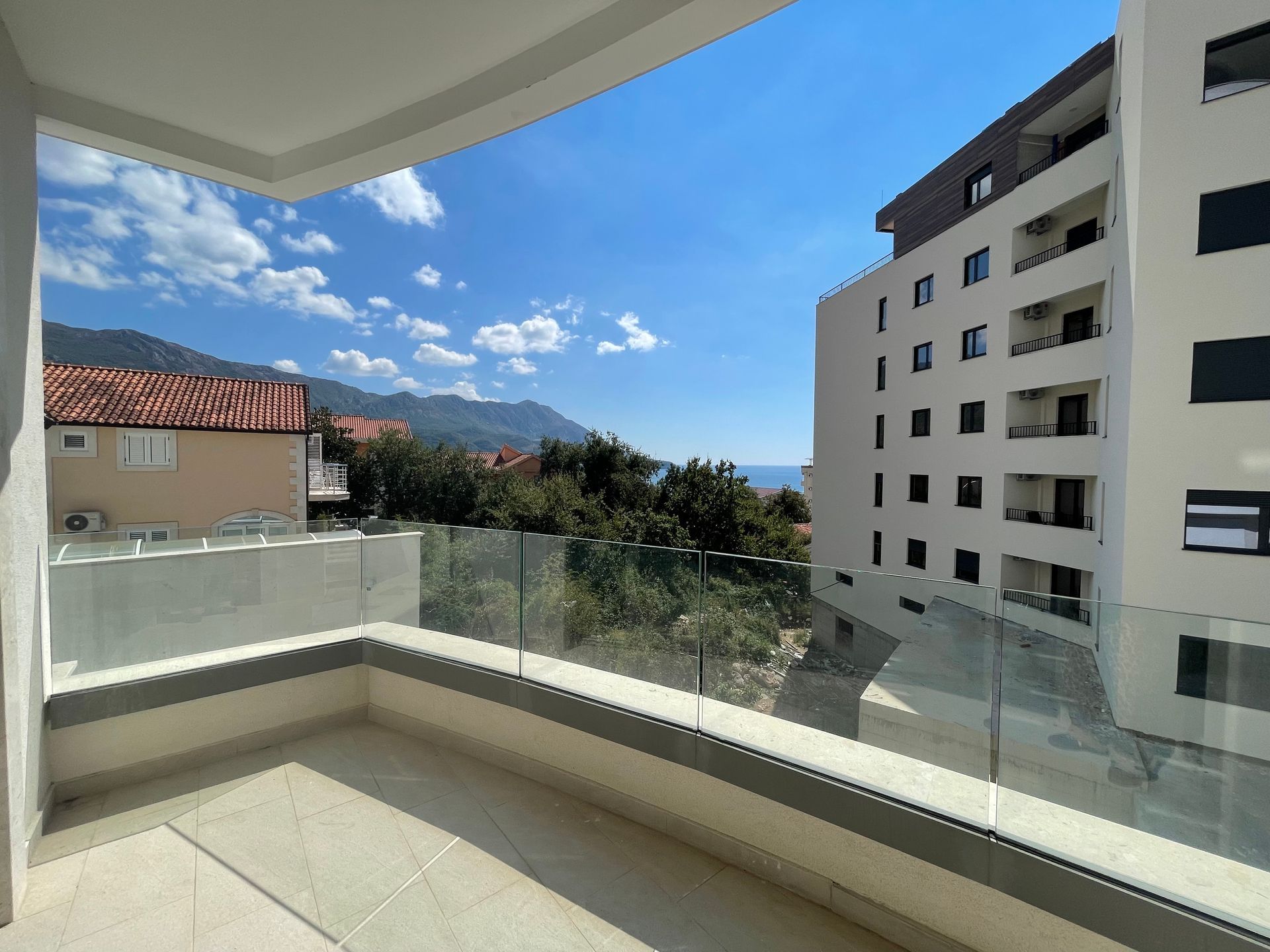 amforaproperty.com/Jednosoban stan 45m2+3m2 GRATIS zelene terase,u novom kompleksu sa bazenom, SPA i pogledom na more - BECICI