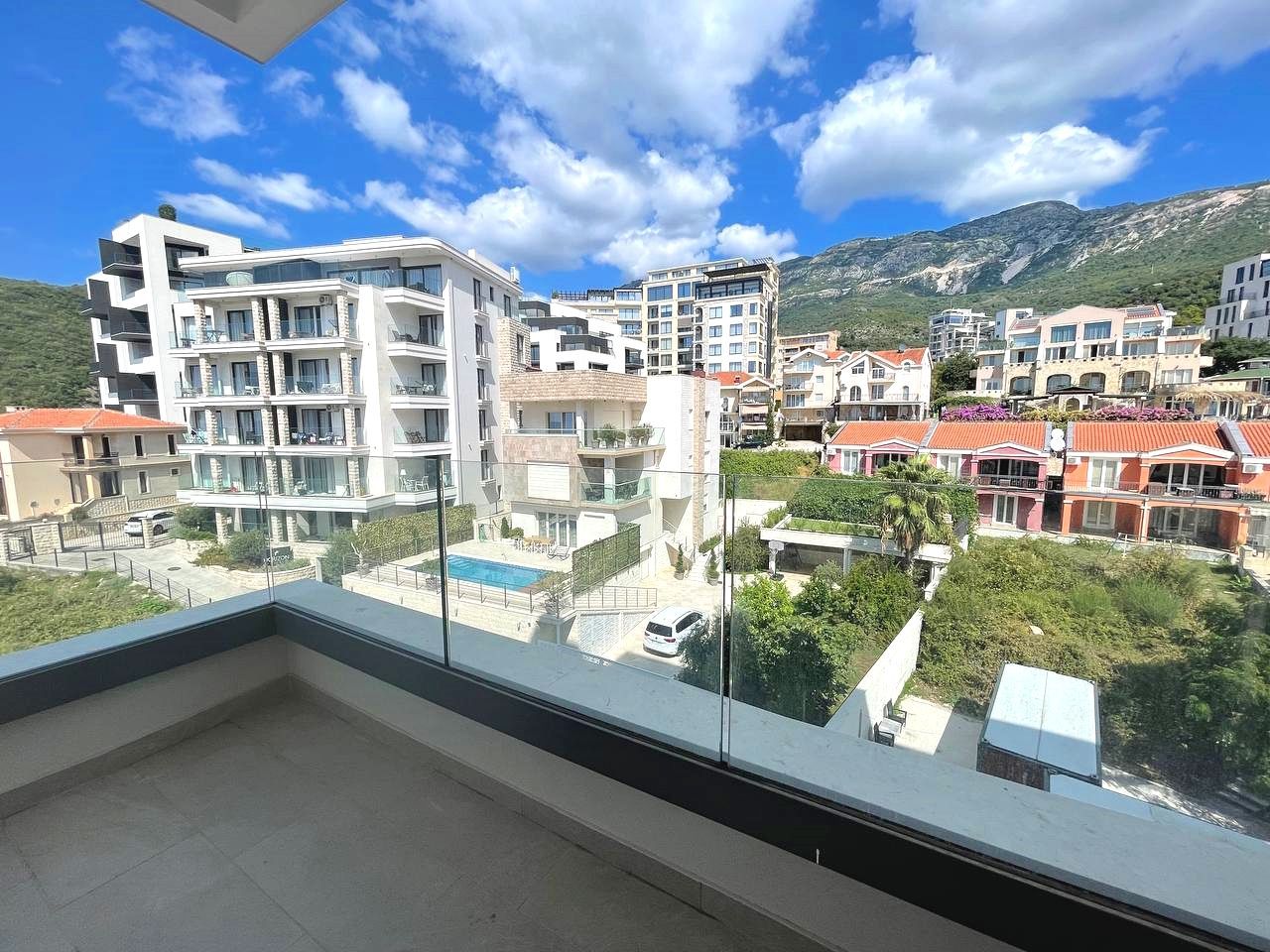 amforaproperty.com/Dvosoban stan 87m2+14m2 GRATIS zelene terase,u novom kompleksu sa bazenom, SPA i pogledom na more - BECICI