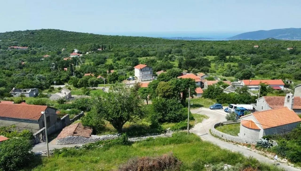 Tri građevinske parcele 1.538 m² sa delimičnim pogledom na more i gotovim projektom vile, blizu plaža i Luštica Bay resorta – Mrkovi, Herceg Novi - Amfora Real Estate