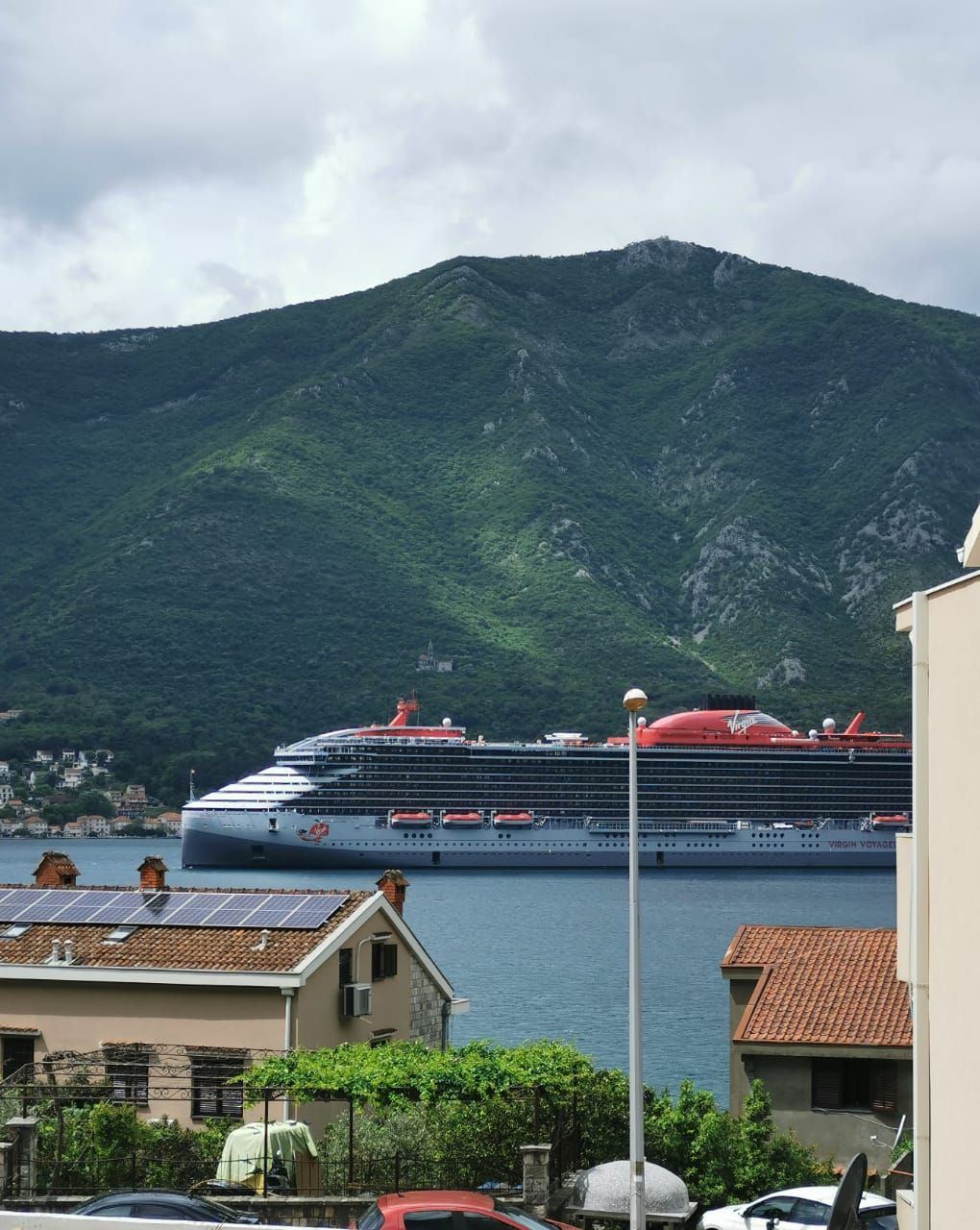 amforaproperty.com/Namešten jednosoban stan 61 m² + 23 m² terasa, sa pogledom na more – Dobrota, Kotor