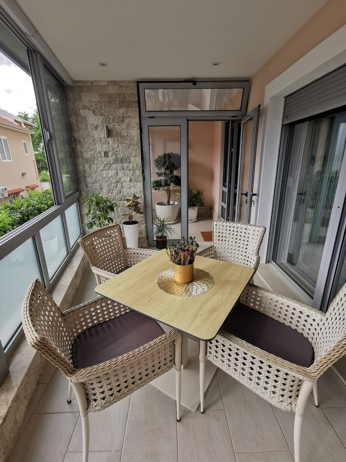 amforaproperty.com/Namešten jednosoban stan 61 m² + 23 m² terasa, sa pogledom na more – Dobrota, Kotor