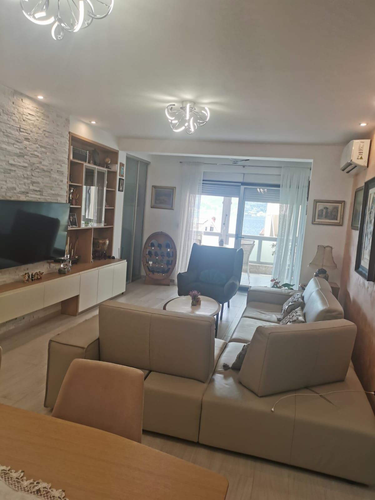 amforaproperty.com/Namešten jednosoban stan 61 m² + 23 m² terasa, sa pogledom na more – Dobrota, Kotor