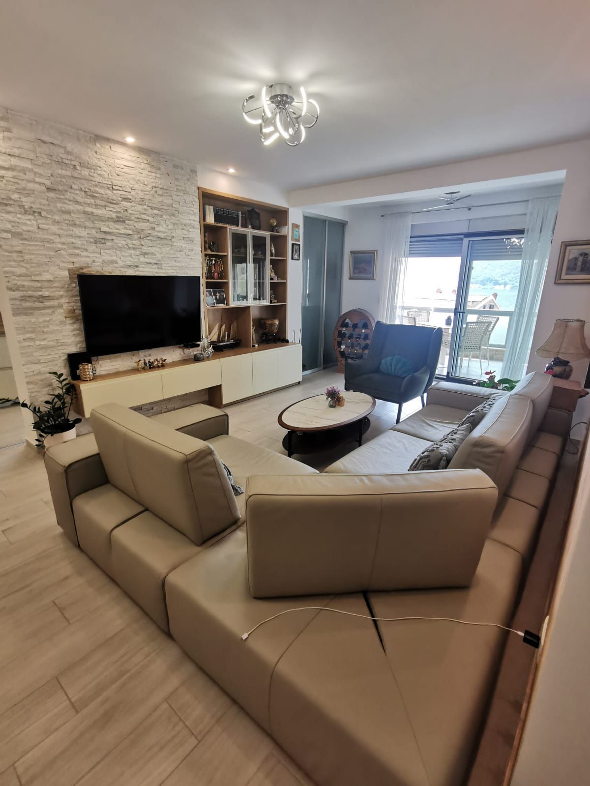 amforaproperty.com/Namešten jednosoban stan 61 m² + 23 m² terasa, sa pogledom na more i garažnim mestom – Dobrota, Kotor