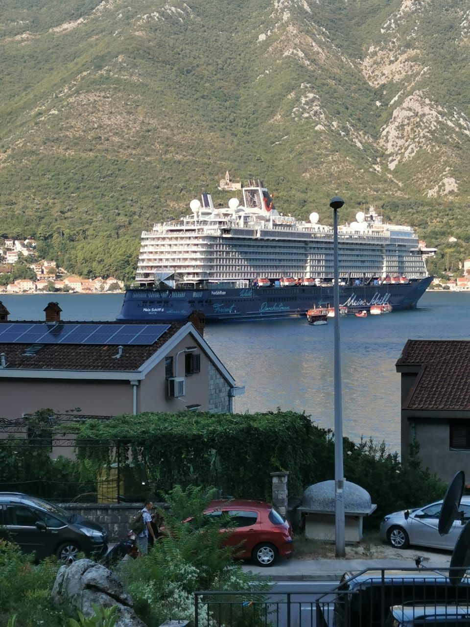 amforaproperty.com/Namešten jednosoban stan 61 m² + 23 m² terasa, sa pogledom na more – Dobrota, Kotor