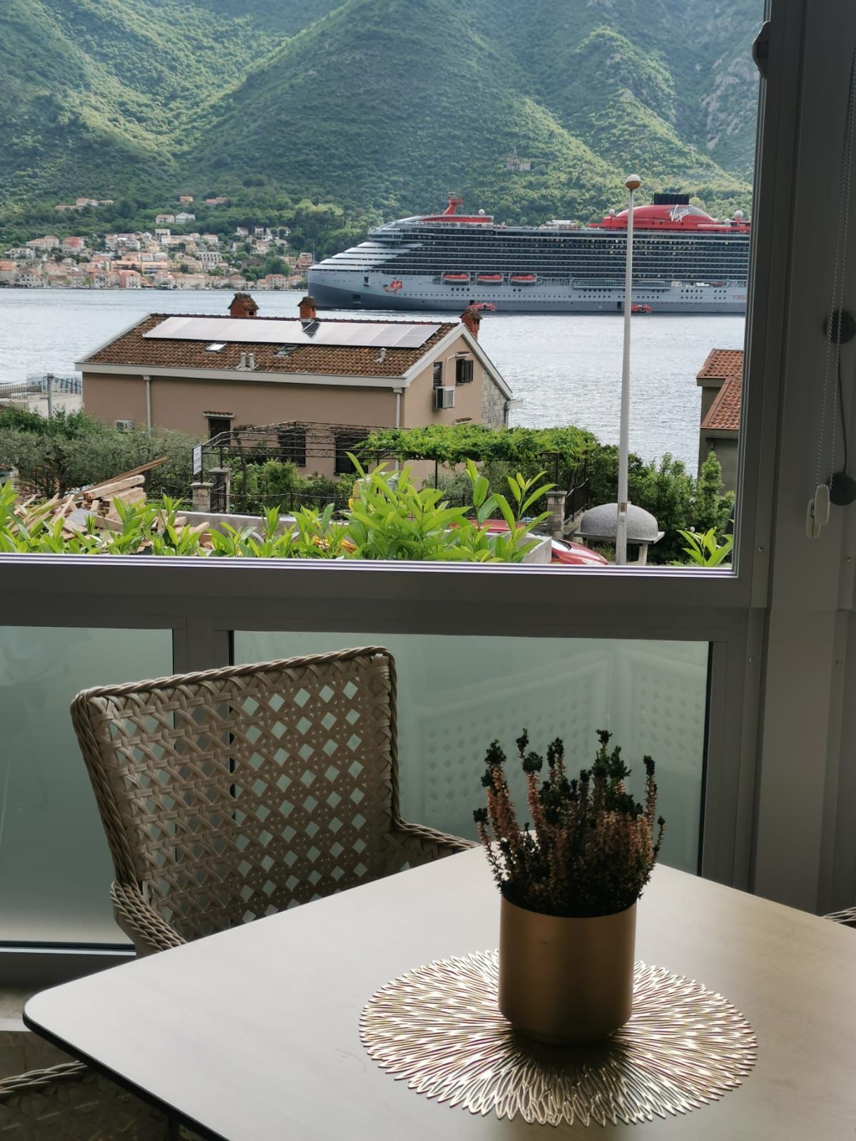 amforaproperty.com/Namešten jednosoban stan 61 m² + 23 m² terasa, sa pogledom na more – Dobrota, Kotor