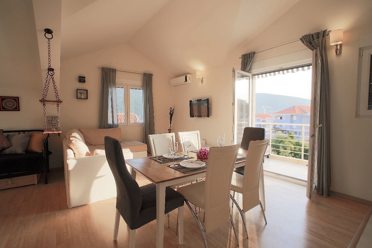 amforaproperty.com/Namešten dvosoban stan 82 m² sa pogledom na more i parkingom – Đenovići, Herceg Novi