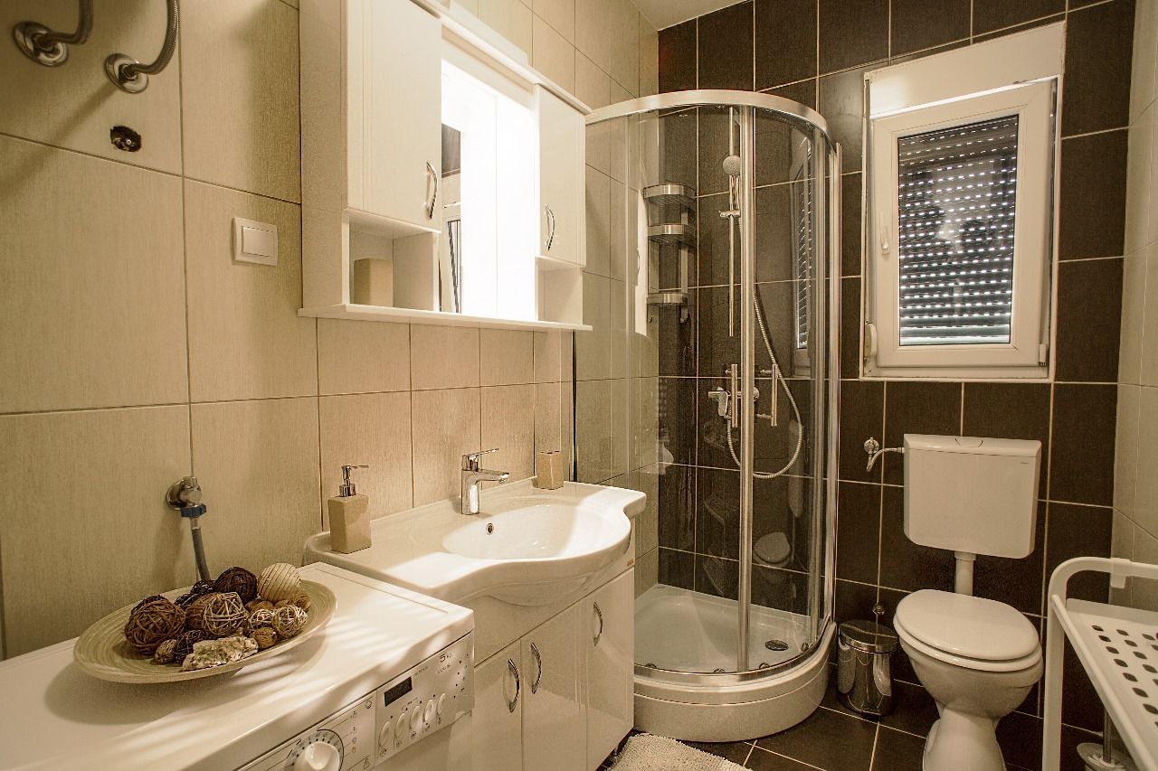 amforaproperty.com/Namešten dvosoban stan 82 m² sa pogledom na more i parkingom – Đenovići, Herceg Novi