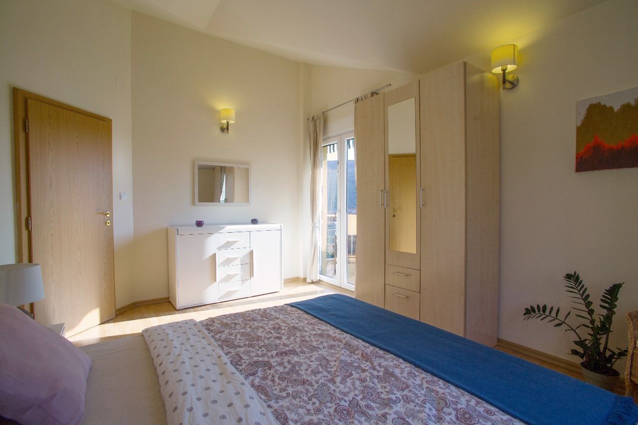 amforaproperty.com/Namešten dvosoban stan 82 m² sa pogledom na more i parkingom – Đenovići, Herceg Novi
