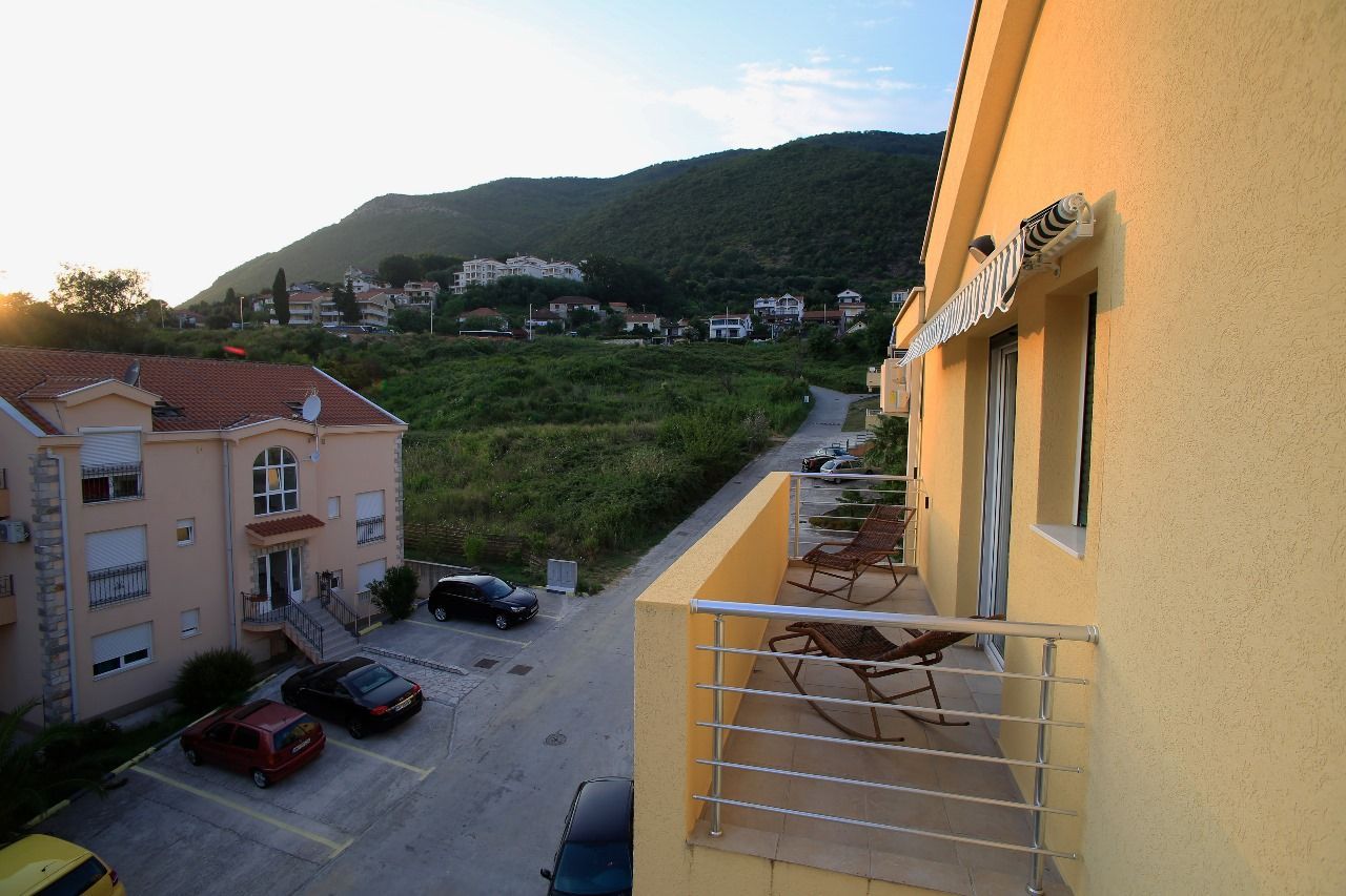 amforaproperty.com/Namešten dvosoban stan 82 m² sa pogledom na more i parkingom – Đenovići, Herceg Novi