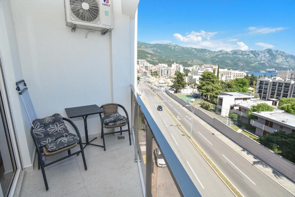 amforaproperty.com/Moderno opremljen studio apartman 32m2 sa pogledom na more, 150 m od plaže – Bečići | Hitna prodaja