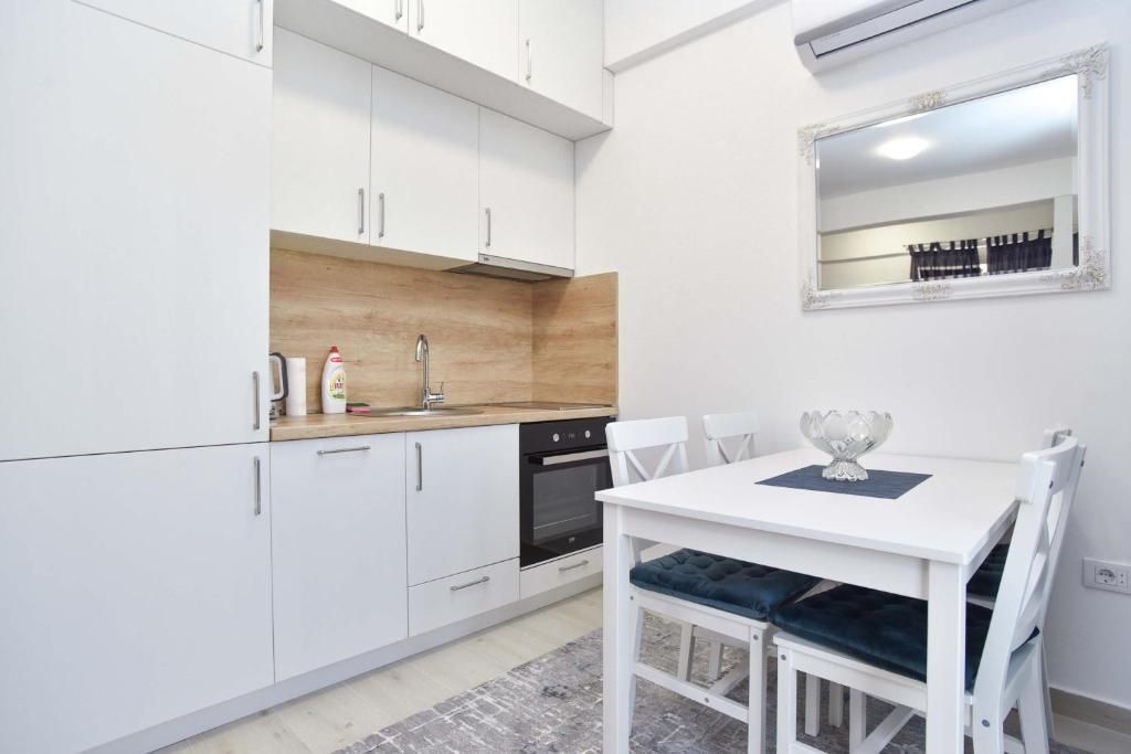 amforaproperty.com/Moderno opremljen studio apartman 32m2 sa pogledom na more, 150 m od plaže – Bečići | Hitna prodaja