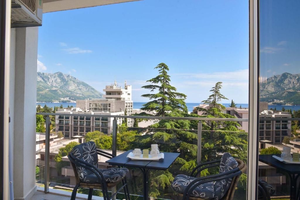 amforaproperty.com/Moderno opremljen studio apartman 32m2 sa pogledom na more, 150 m od plaže – Bečići | Hitna prodaja
