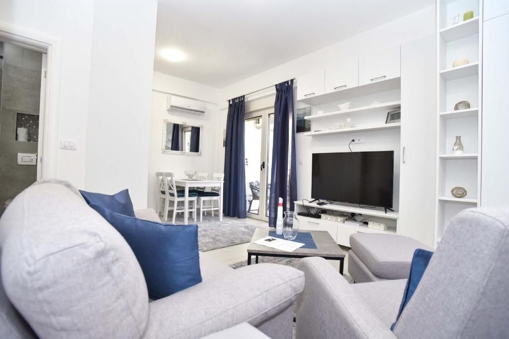 amforaproperty.com/Moderno opremljen studio apartman 32m2 sa pogledom na more, 150 m od plaže – Bečići | Hitna prodaja