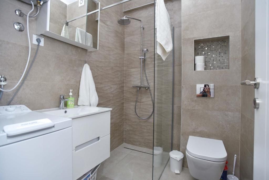 amforaproperty.com/Moderno opremljen studio apartman 32m2 sa pogledom na more, 150 m od plaže – Bečići | Hitna prodaja