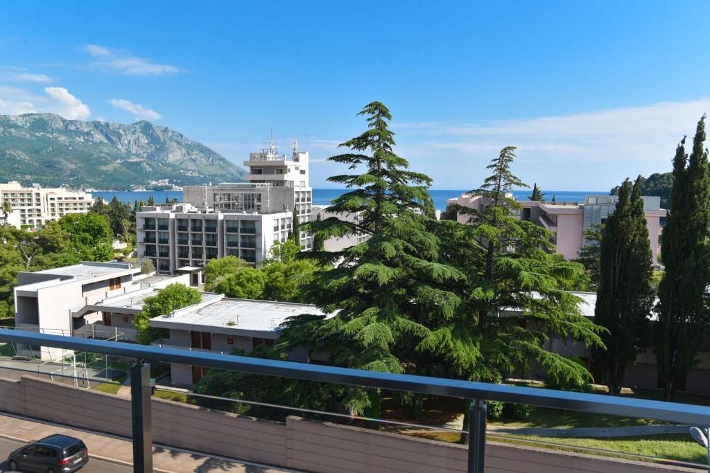amforaproperty.com/Moderno opremljen studio apartman 32m2 sa pogledom na more, 150 m od plaže – Bečići | Hitna prodaja