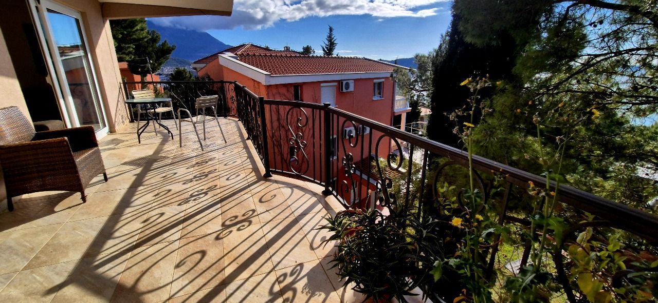 amforaproperty.com/Kuća 220 m² sa panoramskim pogledom na more – Bar, Zeleni pojas