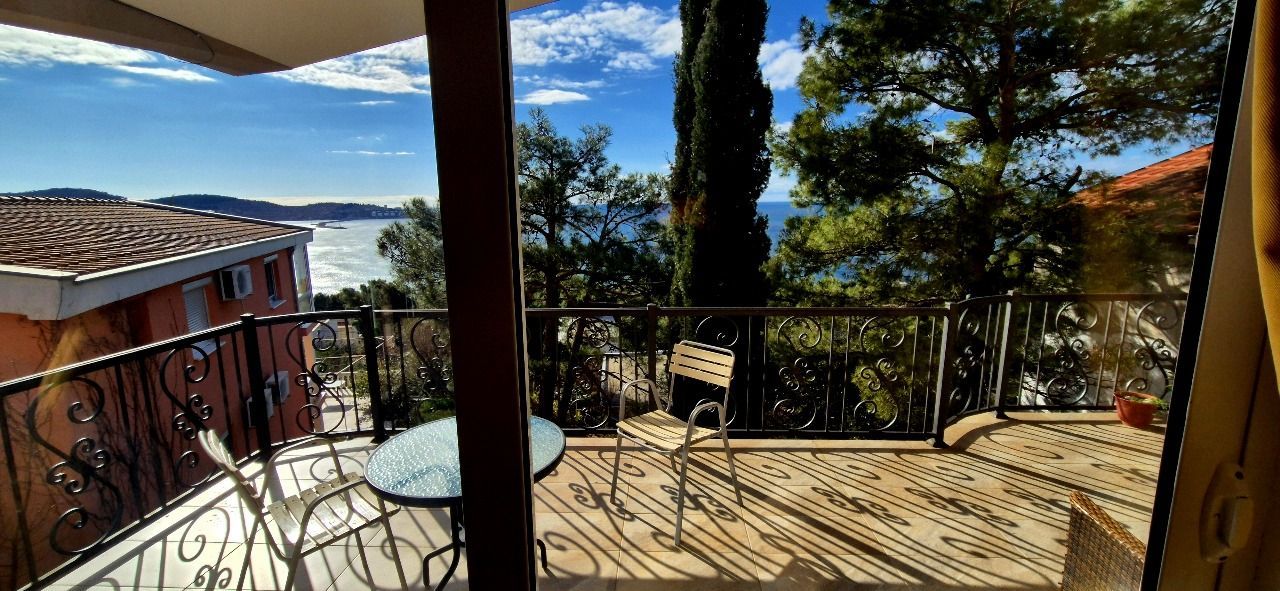 amforaproperty.com/Kuća 220 m² sa panoramskim pogledom na more – Bar, Zeleni pojas