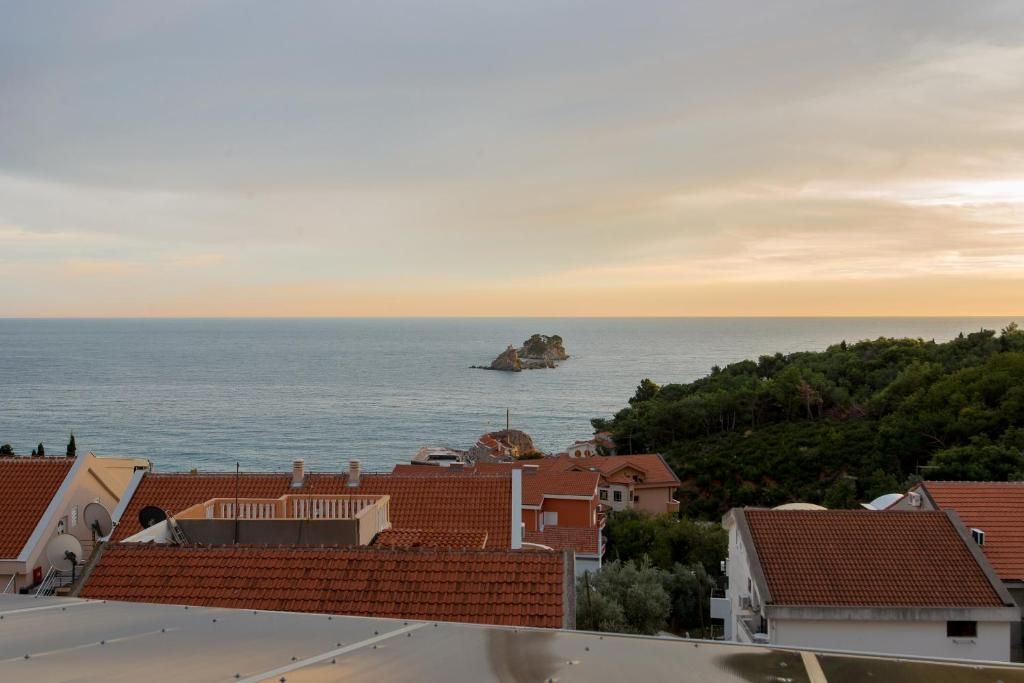 amforaproperty.com/Velika apartmanska kuća 700 m² sa pogledom na more, 350 m od plaže – Petrovac, Budva