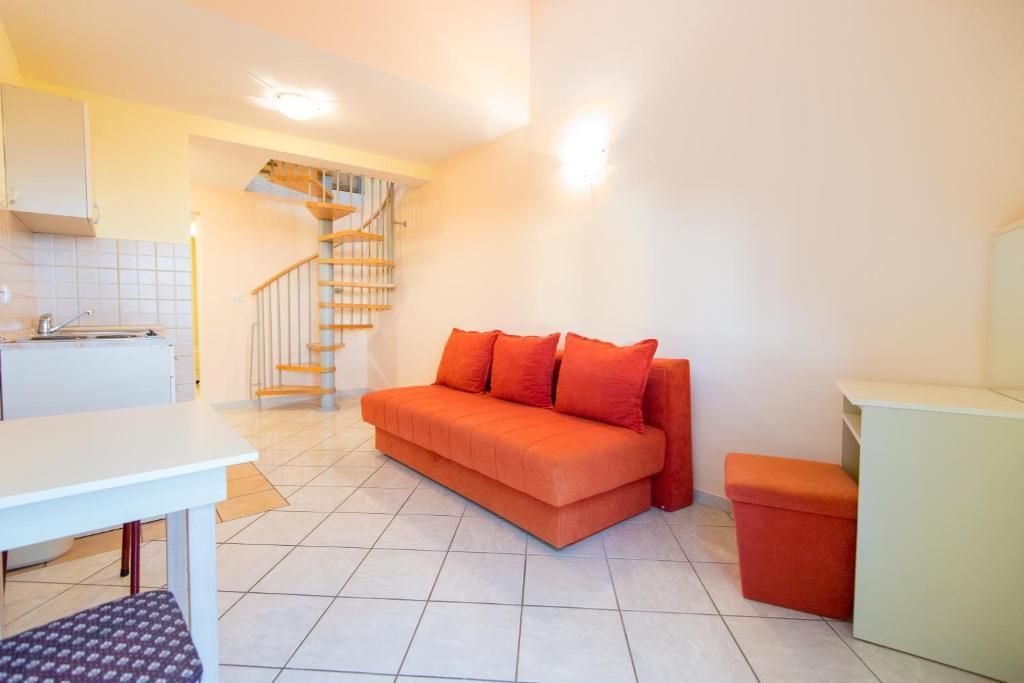 amforaproperty.com/Velika apartmanska kuća 700 m² sa pogledom na more, 350 m od plaže – Petrovac, Budva