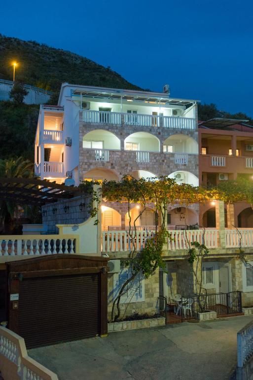 amforaproperty.com/Velika apartmanska kuća 700 m² sa pogledom na more, 350 m od plaže – Petrovac, Budva