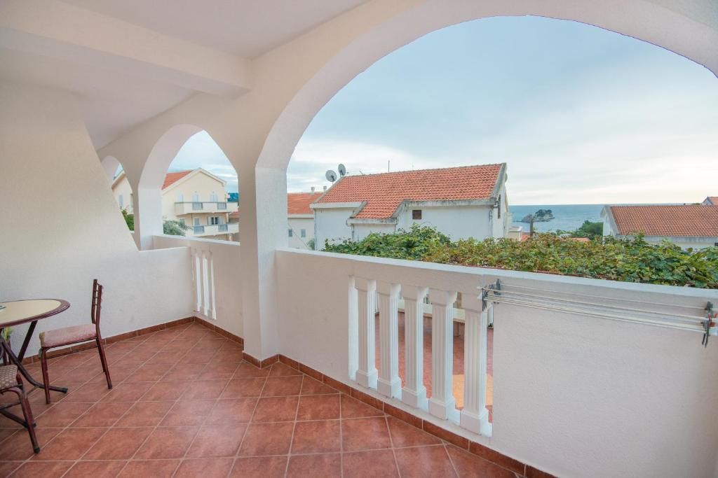 amforaproperty.com/Velika apartmanska kuća 700 m² sa pogledom na more, 350 m od plaže – Petrovac, Budva
