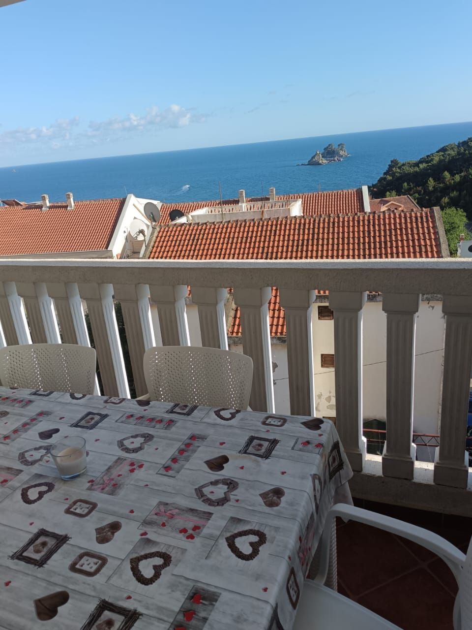 amforaproperty.com/Velika apartmanska kuća 700 m² sa pogledom na more, 350 m od plaže – Petrovac, Budva