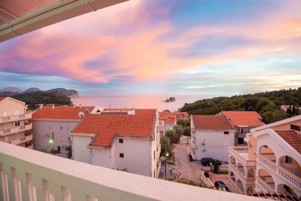 amforaproperty.com/Velika apartmanska kuća 700 m² sa pogledom na more, 350 m od plaže – Petrovac, Budva