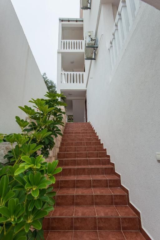 amforaproperty.com/Velika apartmanska kuća 700 m² sa pogledom na more, 350 m od plaže – Petrovac, Budva
