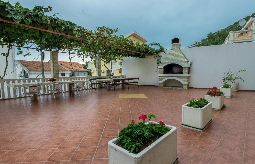 amforaproperty.com/Velika apartmanska kuća 700 m² sa pogledom na more, 350 m od plaže – Petrovac, Budva