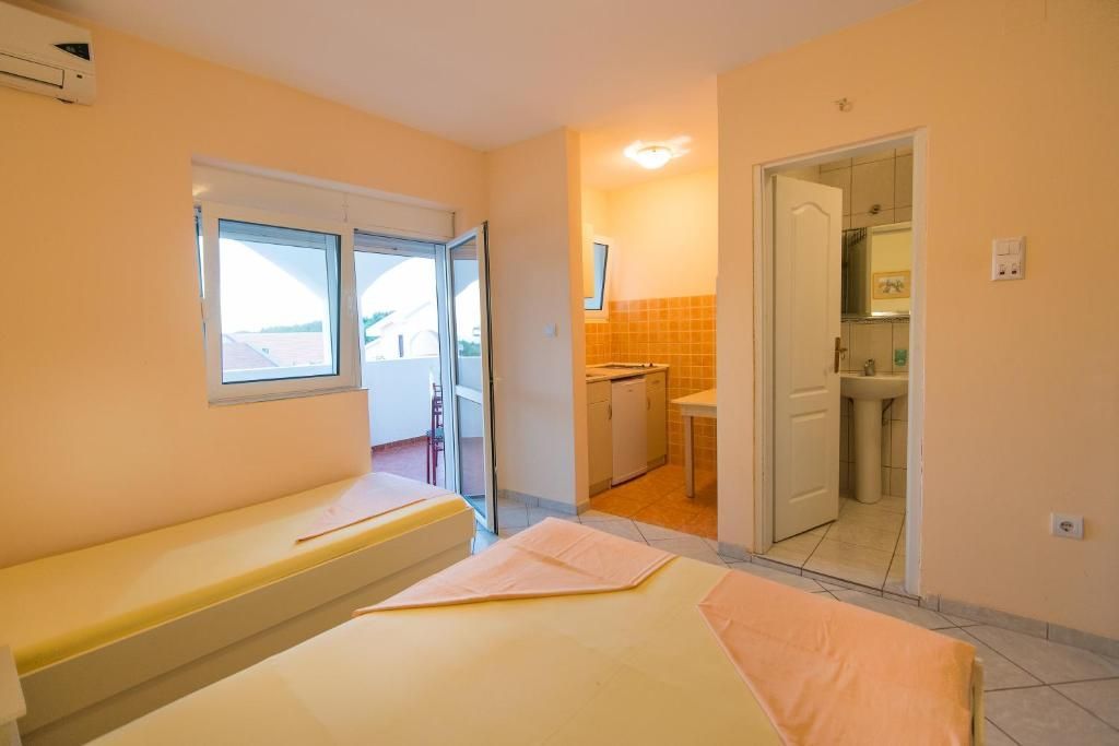 amforaproperty.com/Velika apartmanska kuća 700 m² sa pogledom na more, 350 m od plaže – Petrovac, Budva