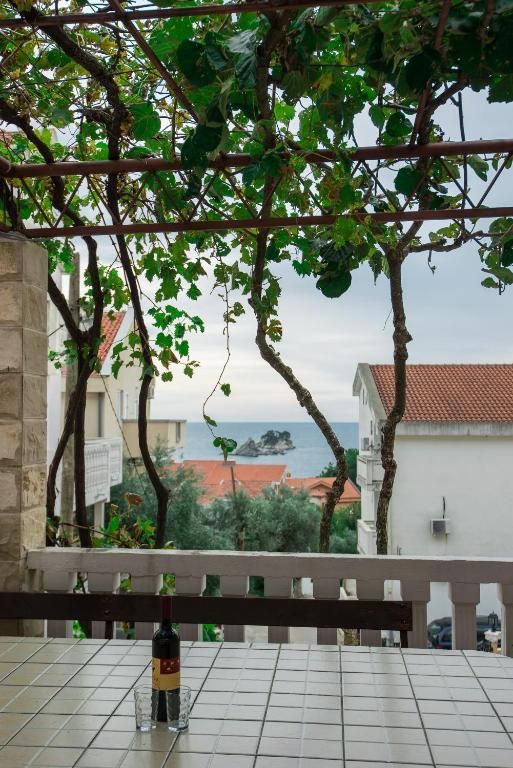 amforaproperty.com/Velika apartmanska kuća 700 m² sa pogledom na more, 350 m od plaže – Petrovac, Budva