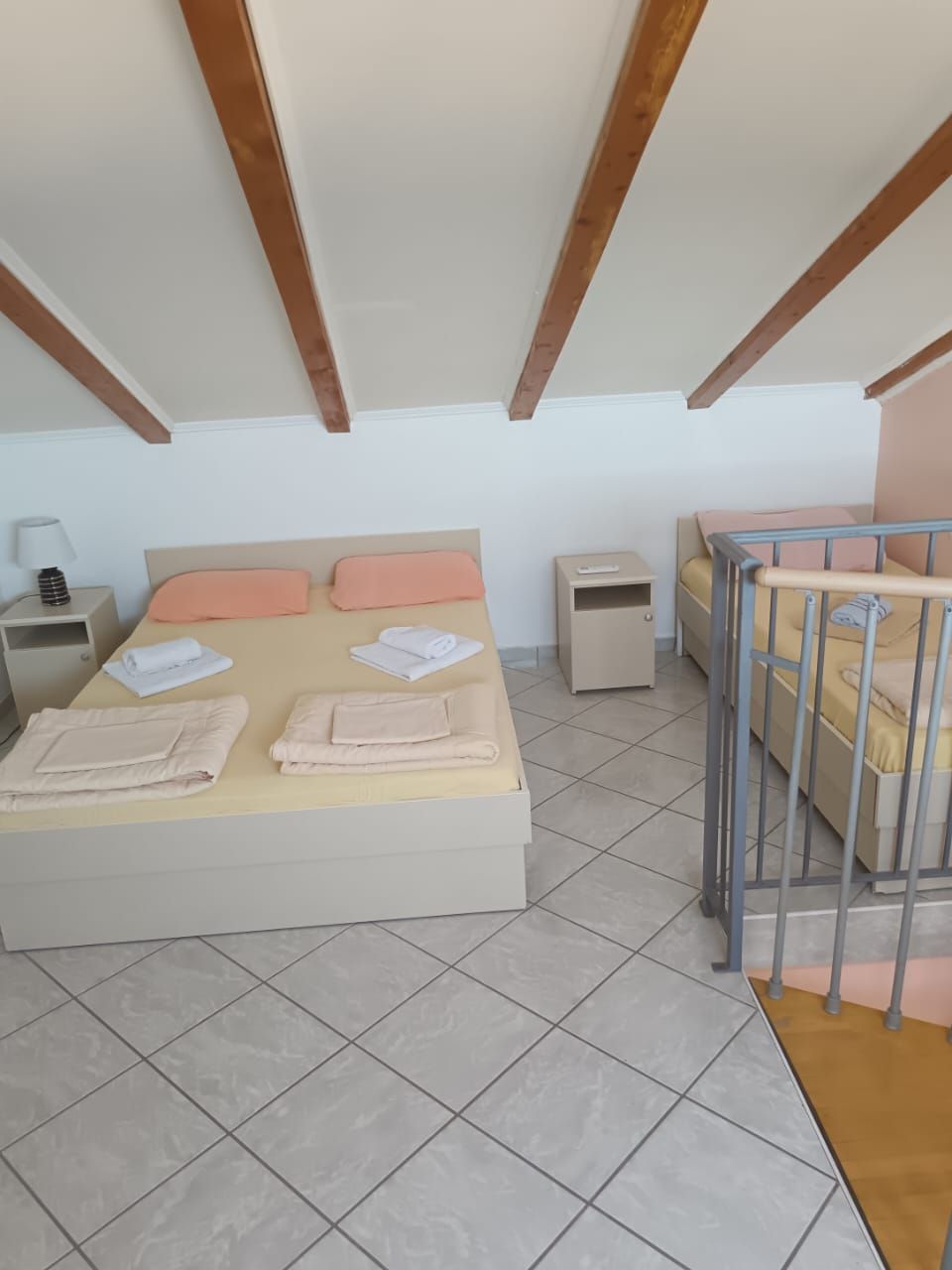 amforaproperty.com/Velika apartmanska kuća 700 m² sa pogledom na more, 350 m od plaže – Petrovac, Budva