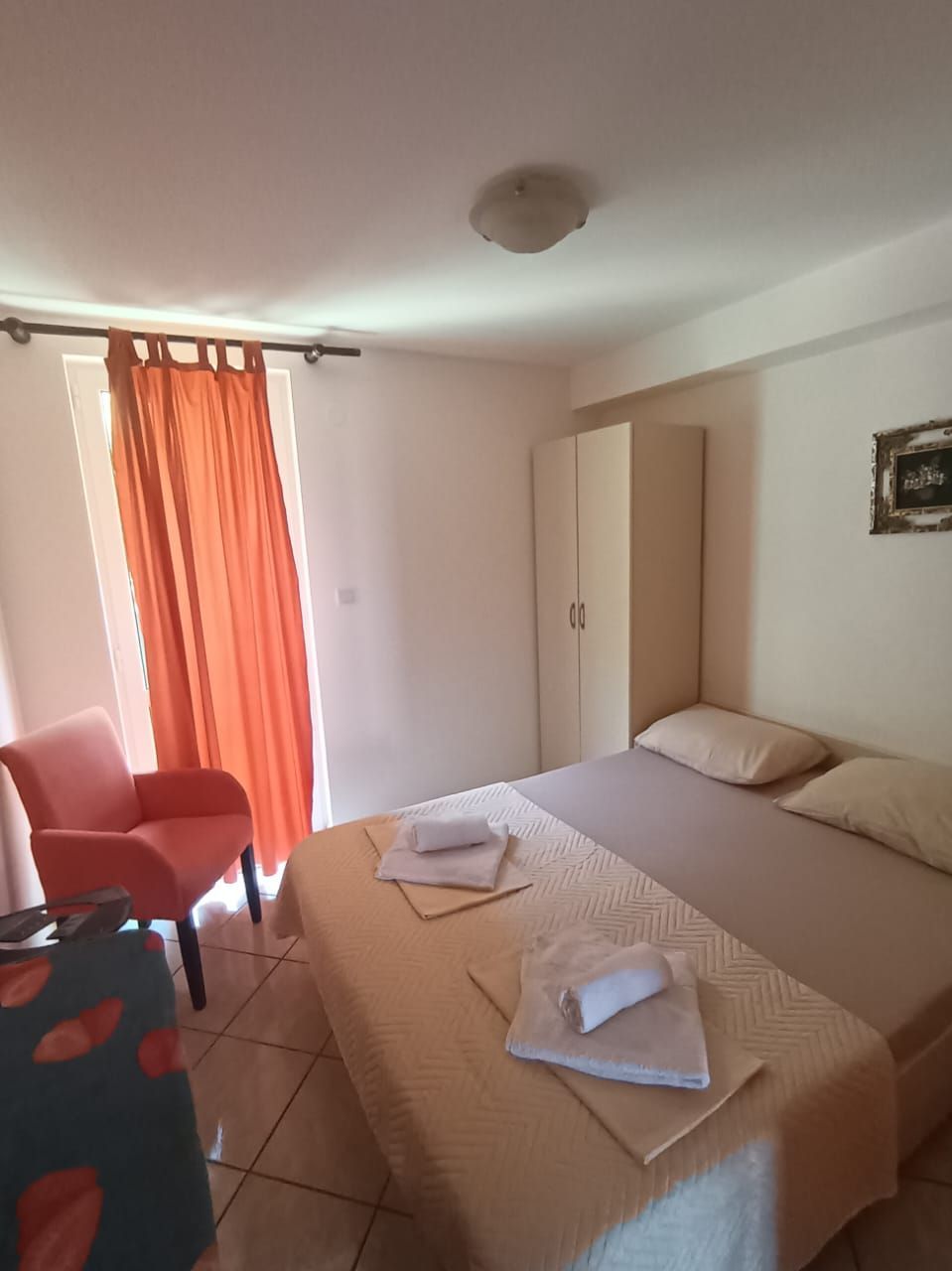amforaproperty.com/Velika apartmanska kuća 700 m² sa pogledom na more, 350 m od plaže – Petrovac, Budva