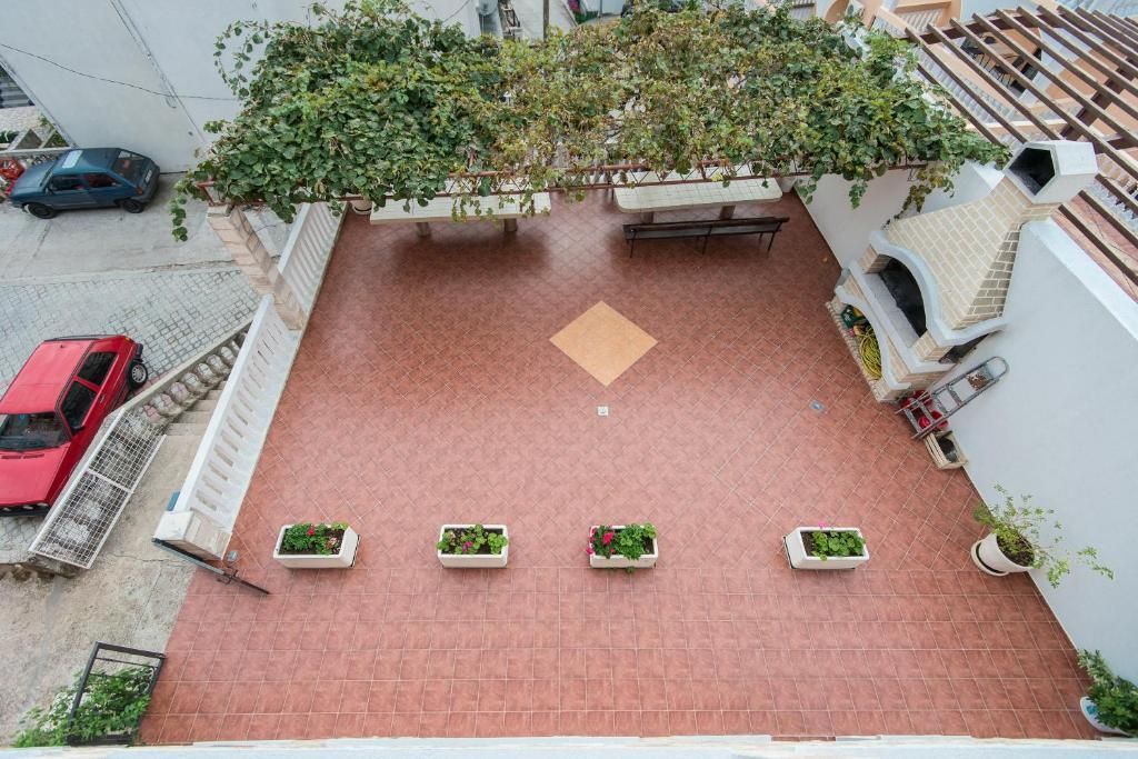 amforaproperty.com/Velika apartmanska kuća 700 m² sa pogledom na more, 350 m od plaže – Petrovac, Budva