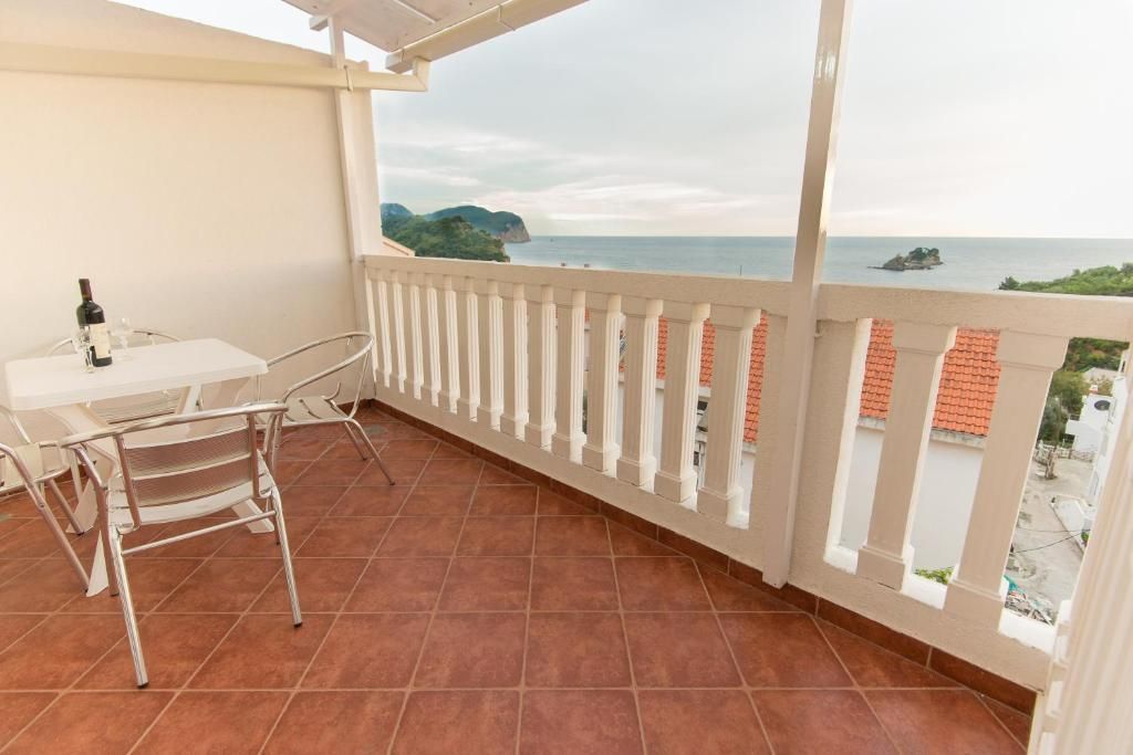 amforaproperty.com/Velika apartmanska kuća 700 m² sa pogledom na more, 350 m od plaže – Petrovac, Budva