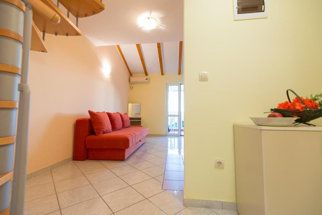 amforaproperty.com/Velika apartmanska kuća 700 m² sa pogledom na more, 350 m od plaže – Petrovac, Budva
