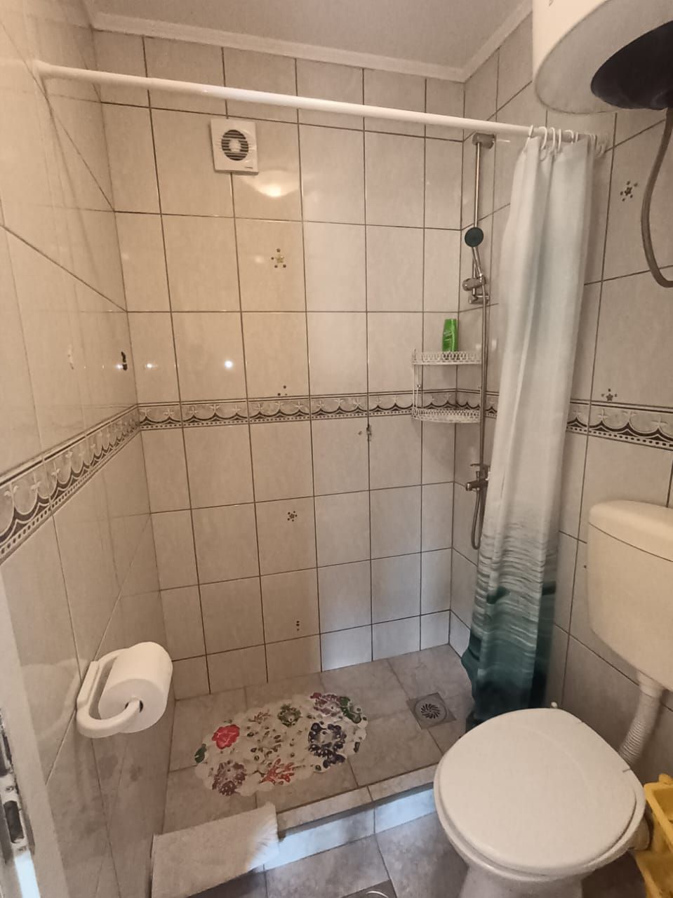 amforaproperty.com/Velika apartmanska kuća 700 m² sa pogledom na more, 350 m od plaže – Petrovac, Budva
