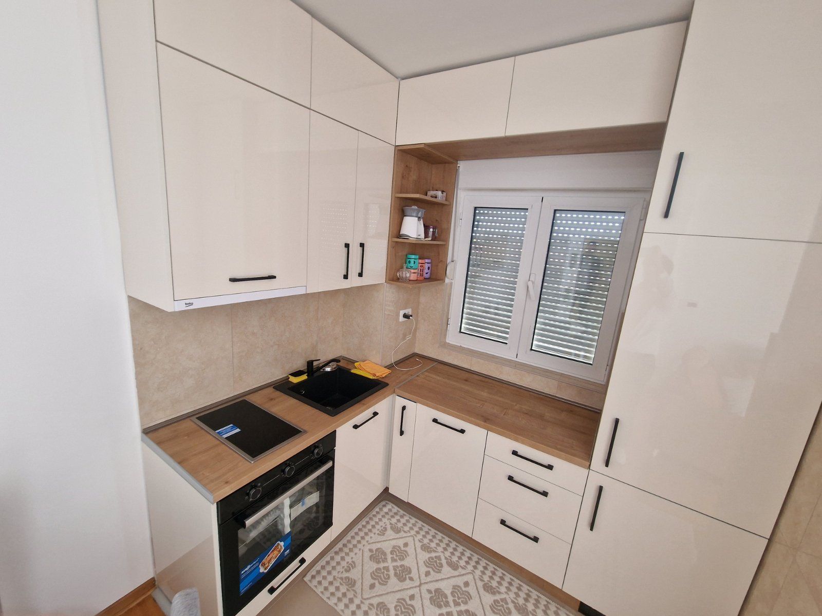 amforaproperty.com/Nov moderno opremljen dvosoban stan kod autobuske stanice u Budvi (NA DUZI PERIOD)