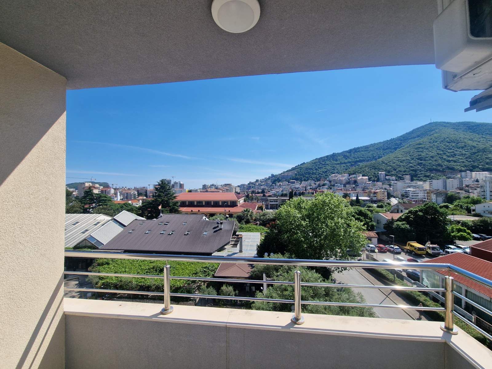 amforaproperty.com/Nov moderno opremljen dvosoban stan kod autobuske stanice u Budvi (NA DUZI PERIOD)