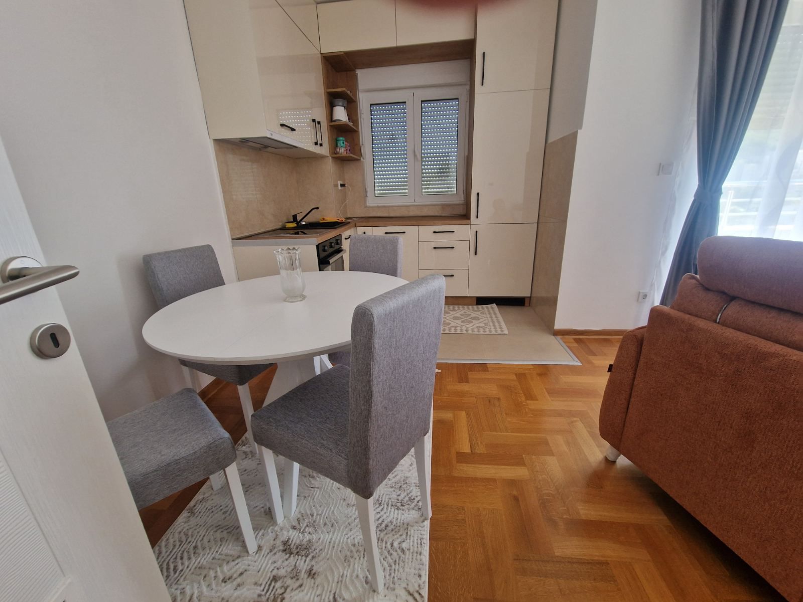 amforaproperty.com/Nov moderno opremljen dvosoban stan kod autobuske stanice u Budvi (NA DUZI PERIOD)
