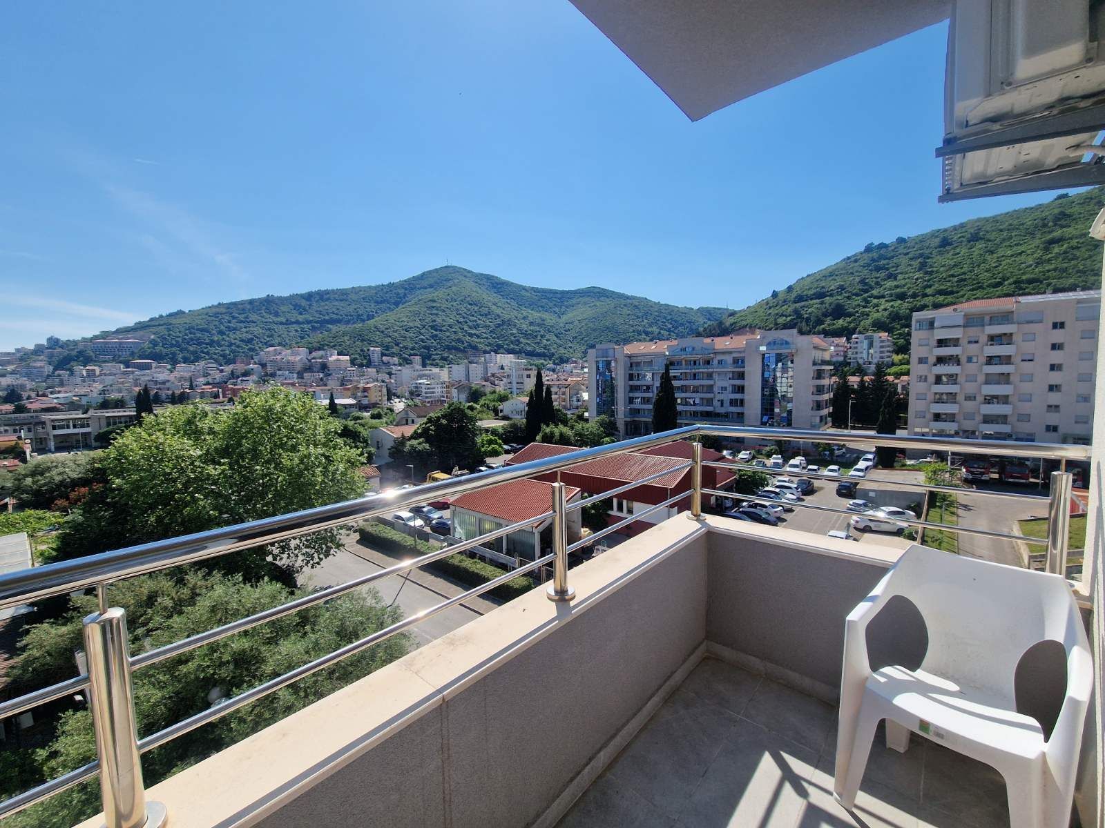 amforaproperty.com/Nov moderno opremljen dvosoban stan kod autobuske stanice u Budvi (NA DUZI PERIOD)