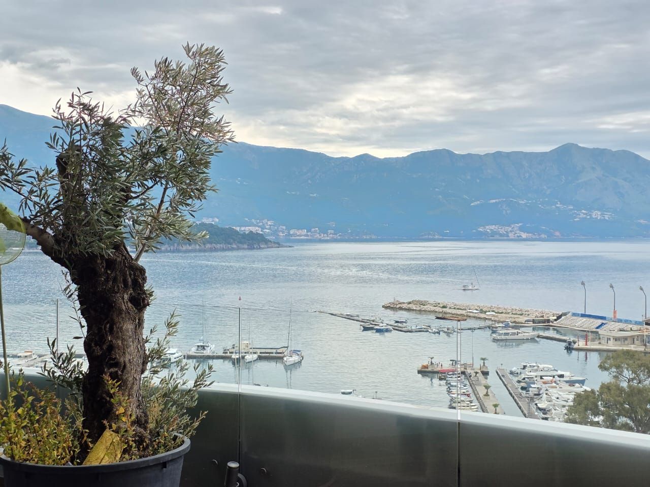 amforaproperty.com/Budva, Royal Gardens – Luksuzan trosoban penthouse 137m² sa đakuzijem i pogledom na more