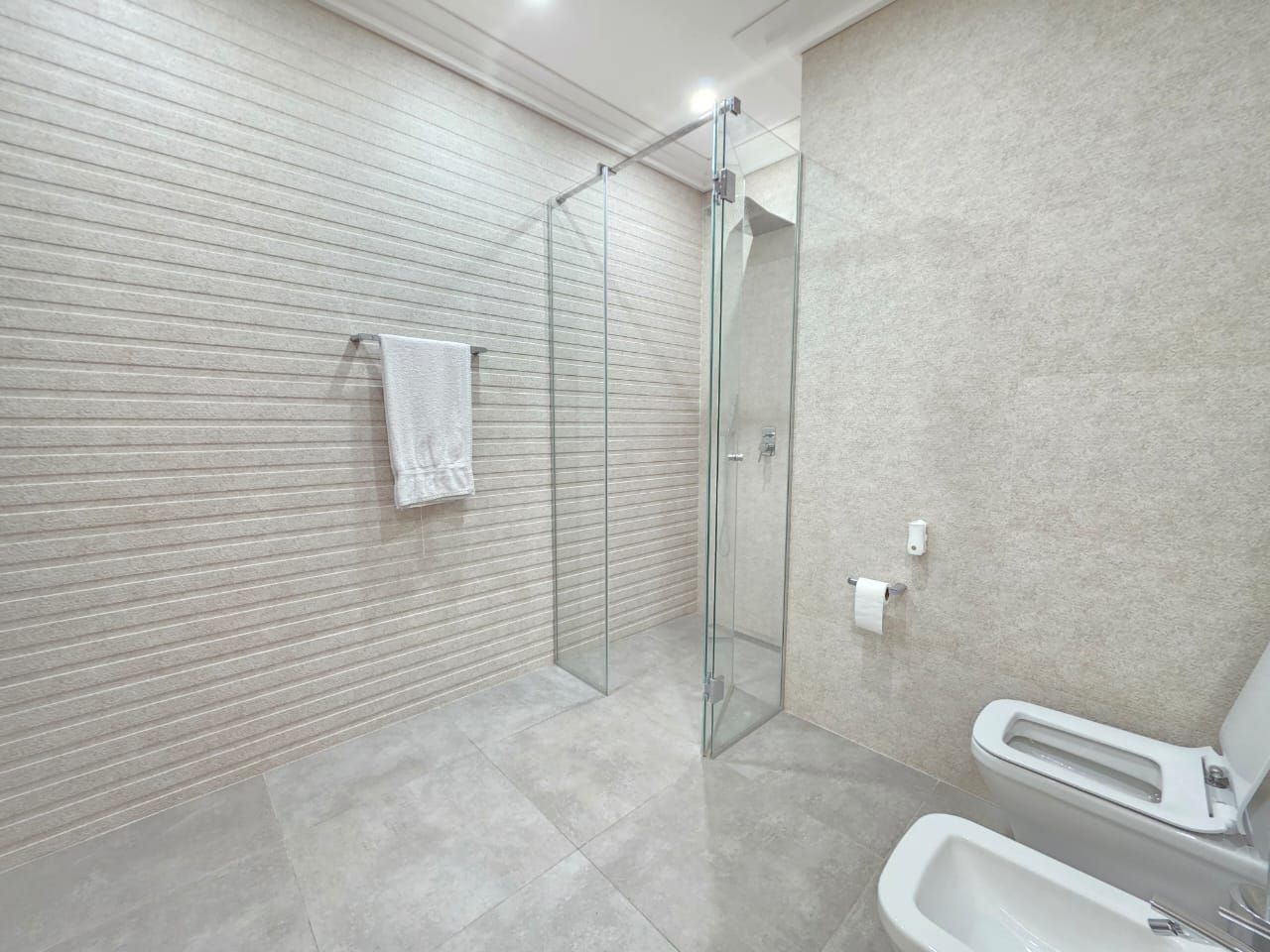 amforaproperty.com/Budva, Royal Gardens – Luksuzan trosoban penthouse 137m² sa đakuzijem i pogledom na more