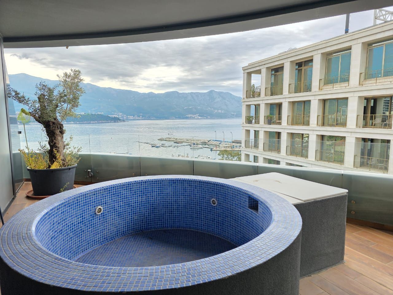 amforaproperty.com/Budva, Royal Gardens – Luksuzan trosoban penthouse 137m² sa đakuzijem i pogledom na more