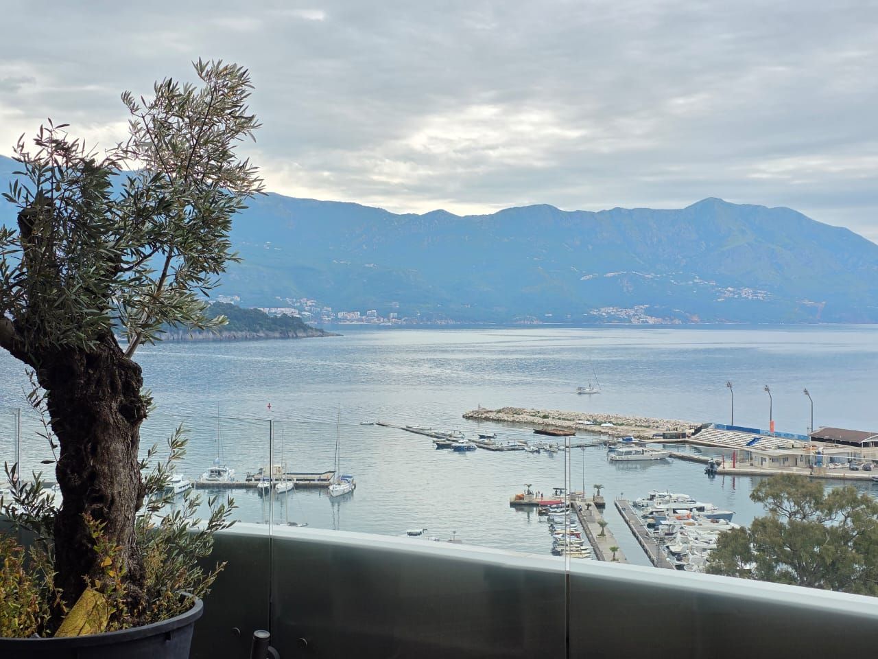 amforaproperty.com/Budva, Royal Gardens – Luksuzan trosoban penthouse 137m² sa đakuzijem i pogledom na more