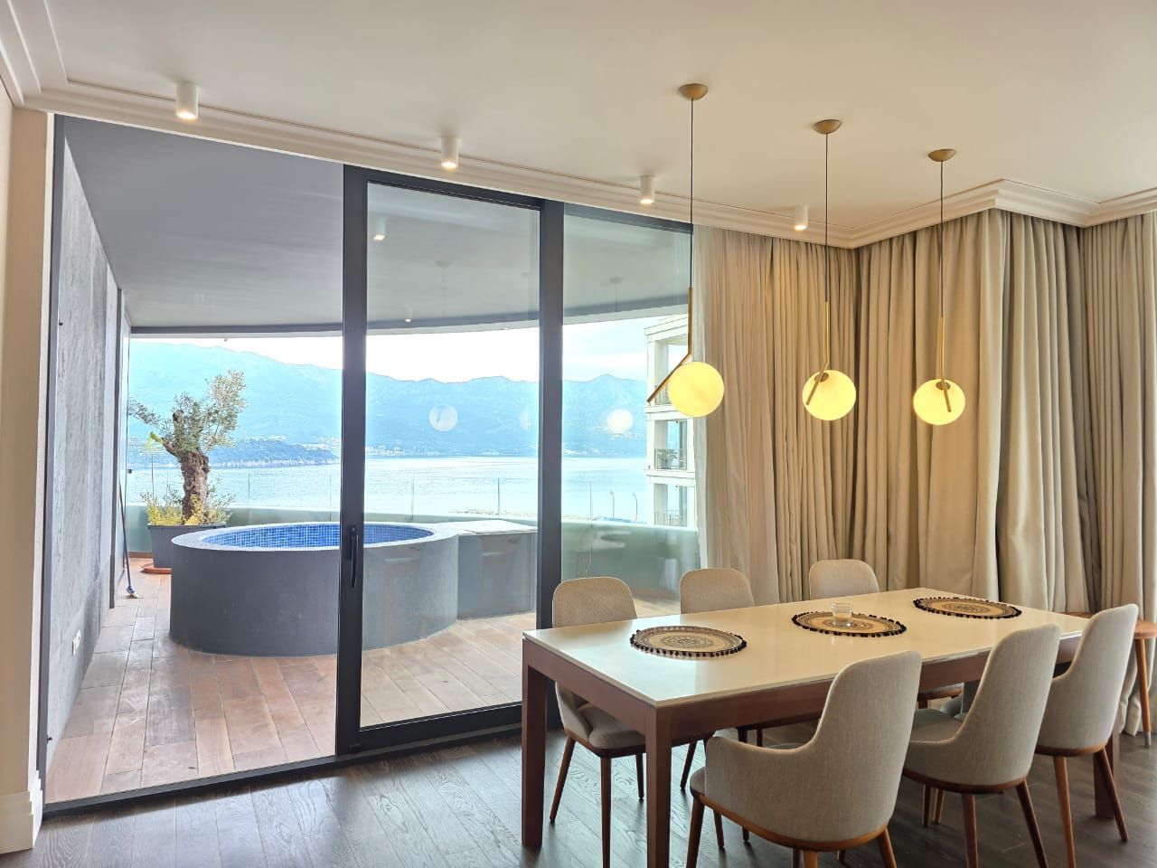 amforaproperty.com/Budva, Royal Gardens – Luksuzan trosoban penthouse 137m² sa đakuzijem i pogledom na more