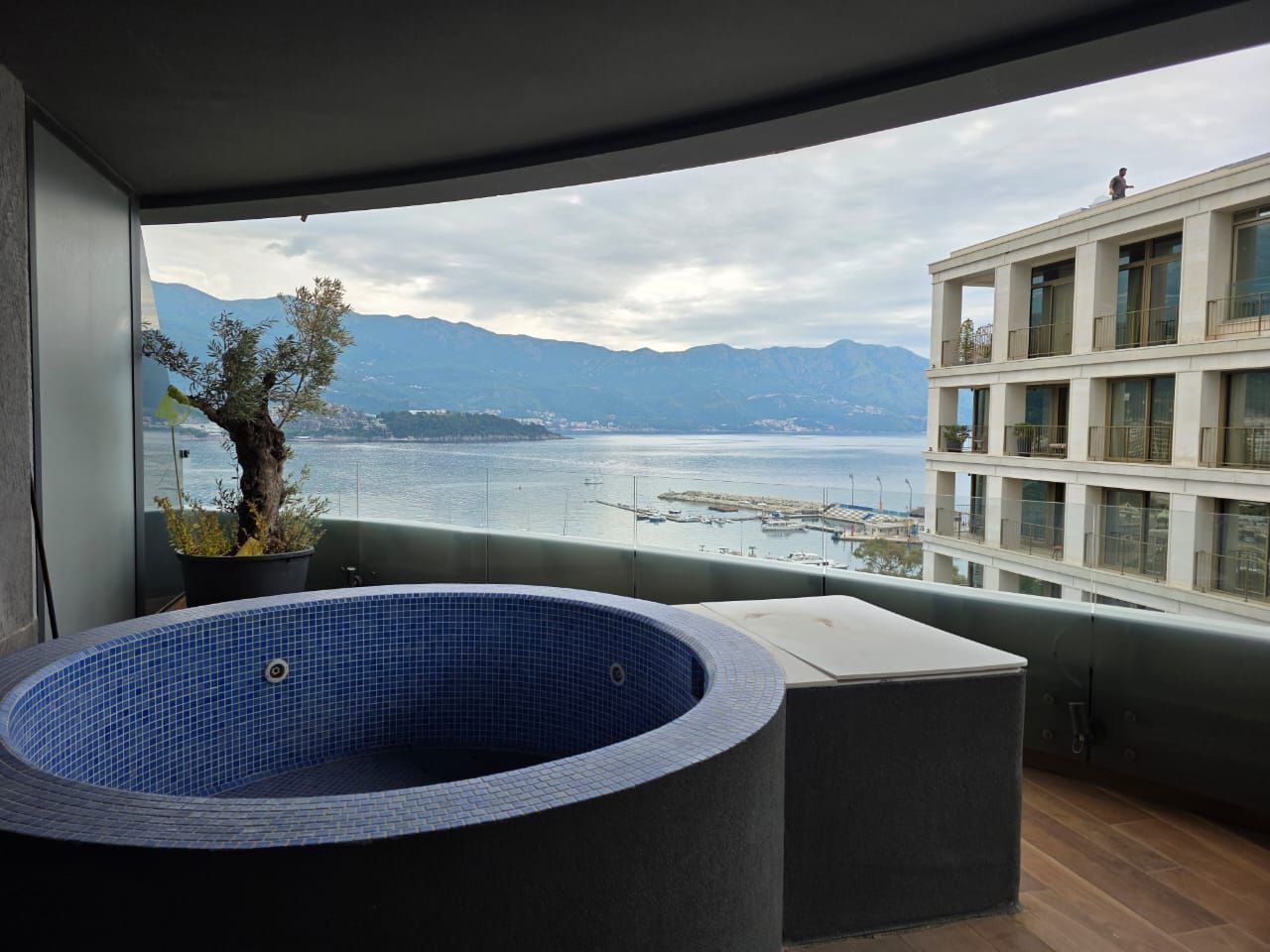 amforaproperty.com/Budva, Royal Gardens – Luksuzan trosoban penthouse 137m² sa đakuzijem i pogledom na more